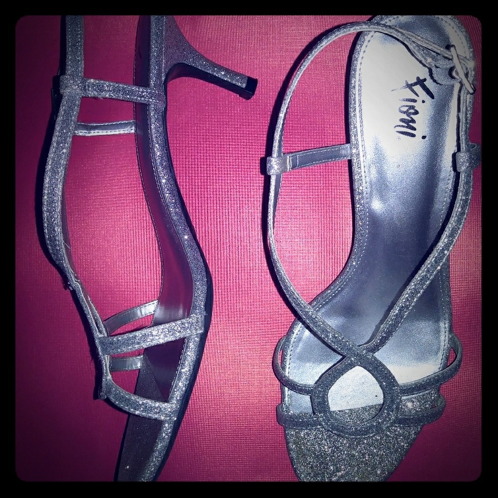 Fioni Glitter Kitten Heels - Size 8W